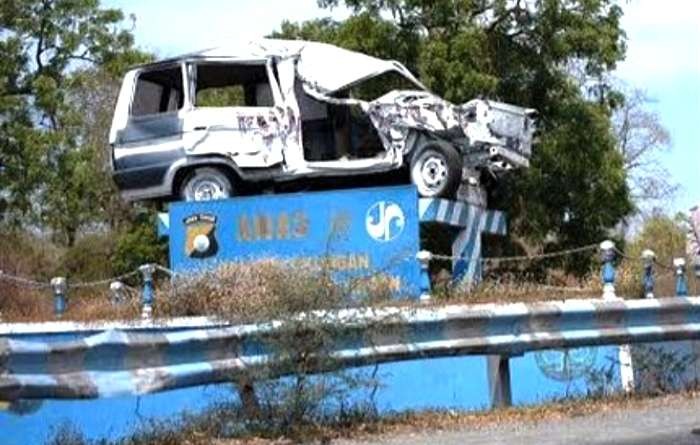 Monumen mobil akibat kecelakaan di pintu masuk kawasan Jalan Raya Hutan Baluran Jalur Pantura Situbondo. (Foto: Guido Saphan/Ngopibareng.id)