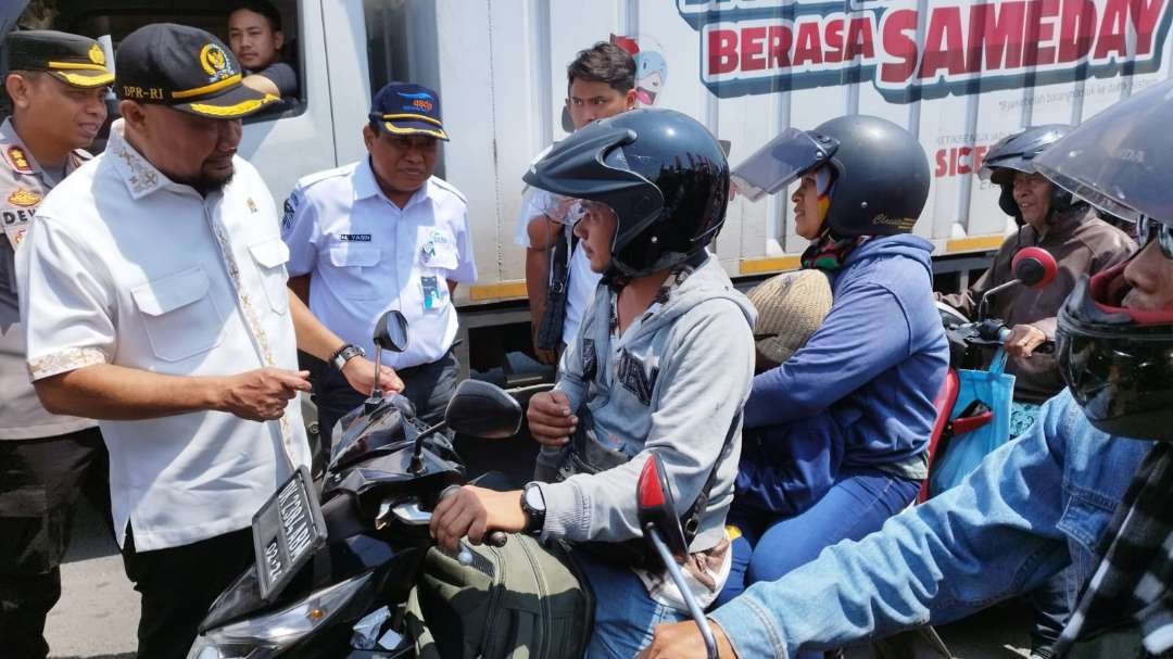 Anggota Komisi V DPR RI, Sumail Abdullah berbincang dengan pemudik dari Bali di Pelabuhan Ketapang, Banyuwangi, Jawa Timur. (Foto: Muh Hujaini/Ngopibareng.id)