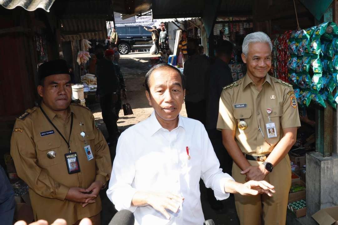 Gubernur Jawa Tengah Ganjar Pranowo kembali mendampingi Presiden RI Joko Widodo blusukan ke pasar tradisional, Jumat, 10 Maret 2023. (Foto: Dok Jateng)