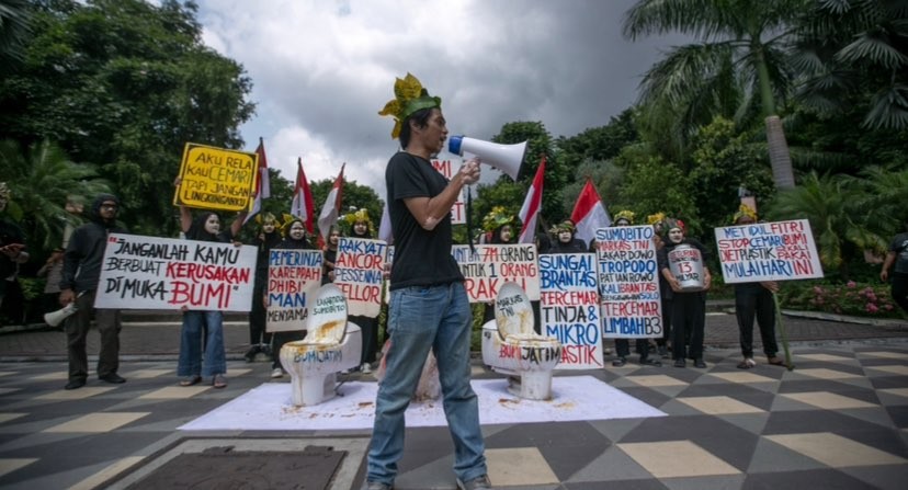 Puluhan aktivis lingkungan unjuk rasa di depan Gedung Grahadi Jatim (Foto: dok. Ecoton)