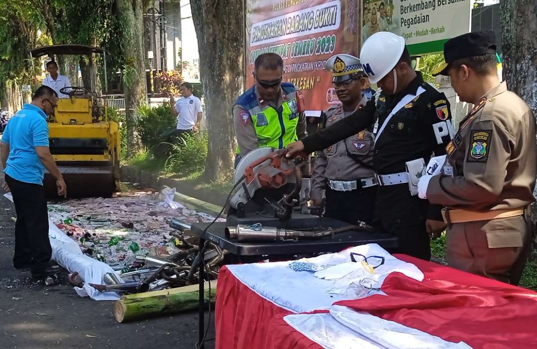 Polres Bondowoso memusnahkan ribuan botol miras, sabu-dabu, dan okerbaua serta puluhan knalpot brong hasil pengungkapan selama Januari hingga awal April 2023.(Foto: Guido/Ngopibareng.id)