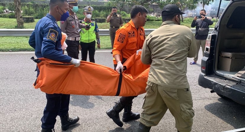 Proses evakuasi jenazah di Tol Dupak (Foto: dok. BPBD Surabaya)