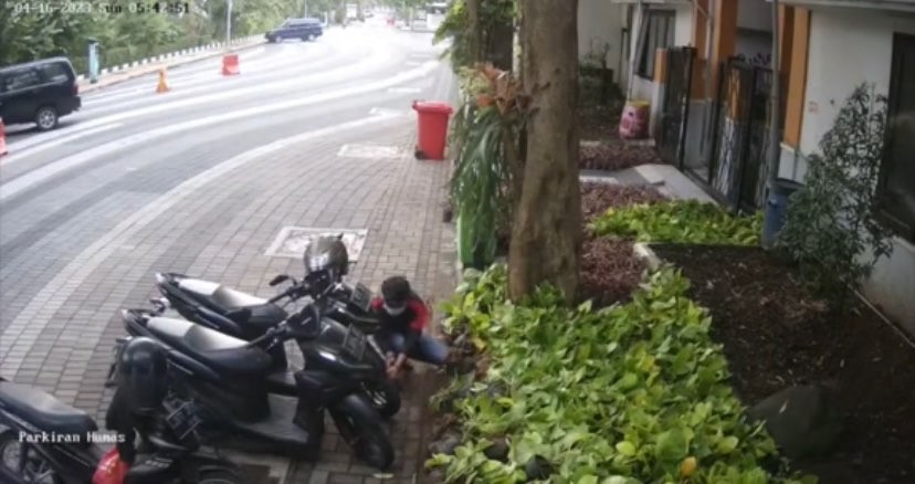 Pelaku saat mencoba merusak kunci cakram. (Foto: tangkapan CCTV)