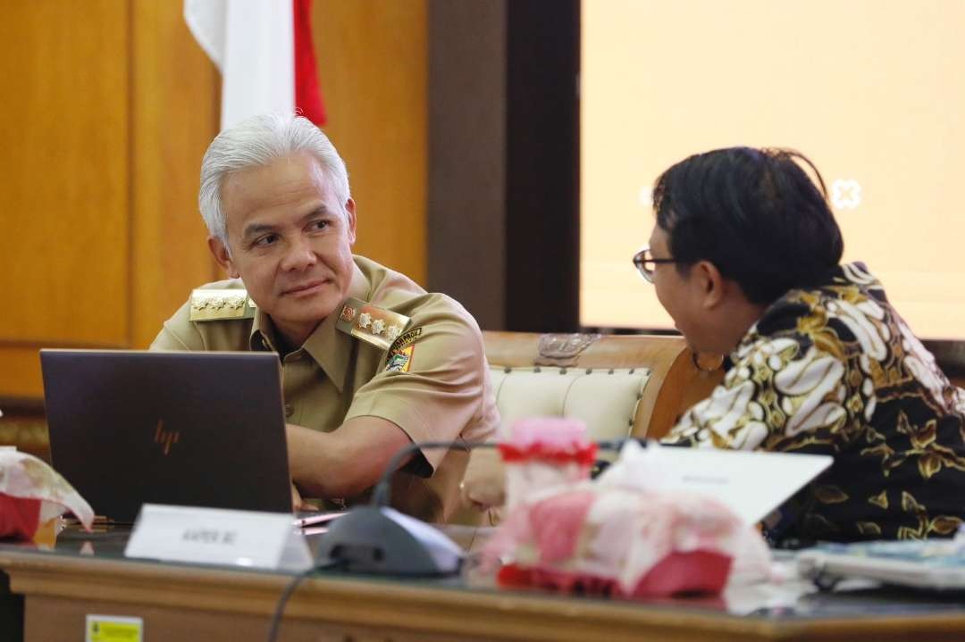 Gubernur Jawa Tengah Ganjar Pranowo rajin menggelar operasi pasar di beberapa kabupaten dan kota. Upaya ini dilakukan seusai mengikuti Rapat Koordinasi Pengendalian Inflasi Daerah yang dipimpin Menteri Dalam Negeri RI Tito Karnavian secara daring, dari Grhadhika Bhakti Praja, Senin 27 Maret 2023. (Foto: Istimewa)