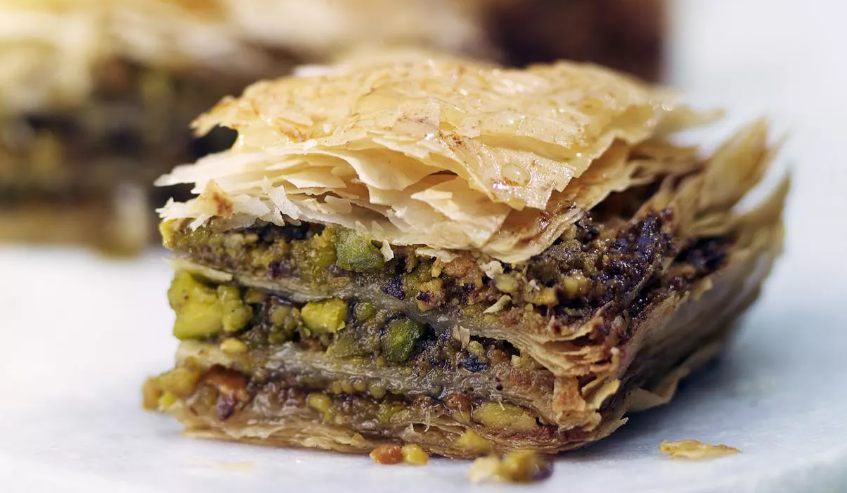 Kue baklava, sajian khas lebaran di Turki. (Foto: The Spruce Eats)