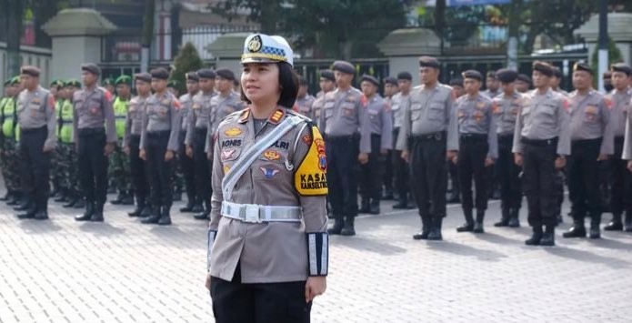 Kasatlantas Polres Malang, AKP Agnis Juwita Manurung saat memimpin apel pagi persiapan Operasi Ketupat Semeru di Mapolres Malang, Kepanjen, Malang (Foto: Instagram/@Satlantasresmalang)