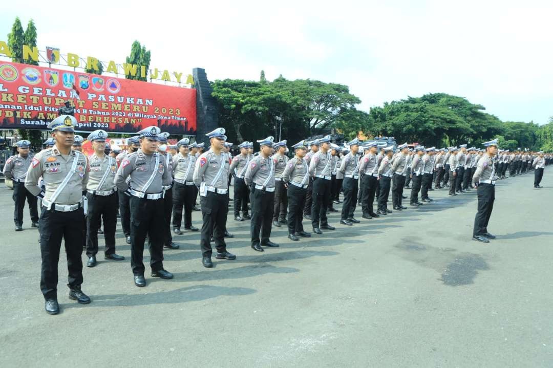 Petugas mengikuti apel pasukan Operasi Ketupat Semeru 2023 di Makodam V Brawijaya, Surabaya, Senin 17 April 2023. (Foto: Humas Polda Jatim)