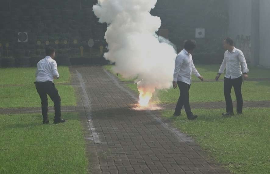 Pemusnahan bubuk petasan di Polres Mojokerto.(Foto Deni Lukmantara/Ngopibareng)