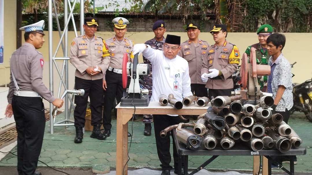 Sekretaris Daerah Banyuwangi, Mujiono memotong knalpot brong sitaan Polisi (foto: Muh Hujaini/Ngopibareng.id)