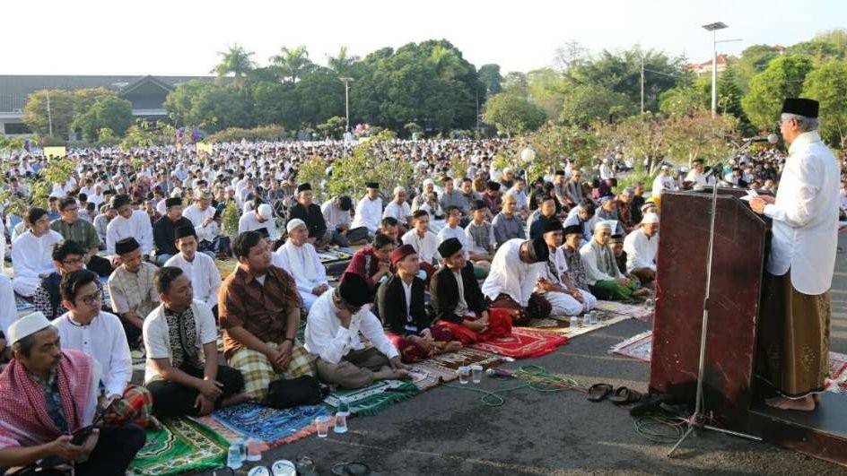 Warga Muhammadiyah saat melaksanaan Shalat Id di lapangan. (Foto: dok/ngopibareng.id)