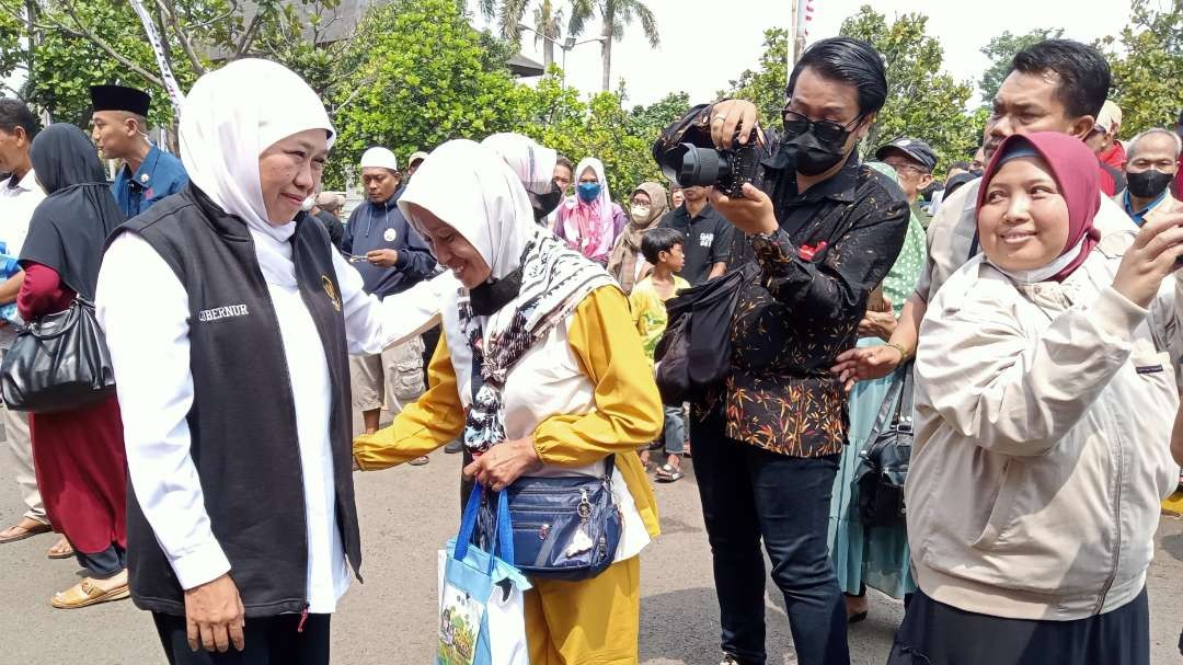 Gubernur Jatim Khofifah Indar Parawansa bersama seorang pemudik lanjut usia. (Foto: Asmanu Sudarso/Ngopibareng.id)