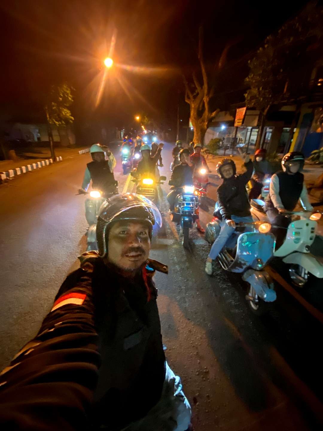 Komunitas Dolan Numpak Vespa mengisi kegiatannya dengan melaksanakan sahur on the road setiap harinya (Foto: Istimewa)