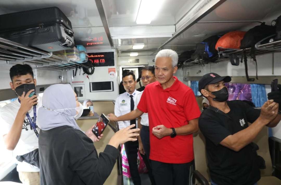 Gubernur Jawa Tengah Ganjar Pranowo saat menyapa pemudi di kereta api. (Foto: Dok Jateng)