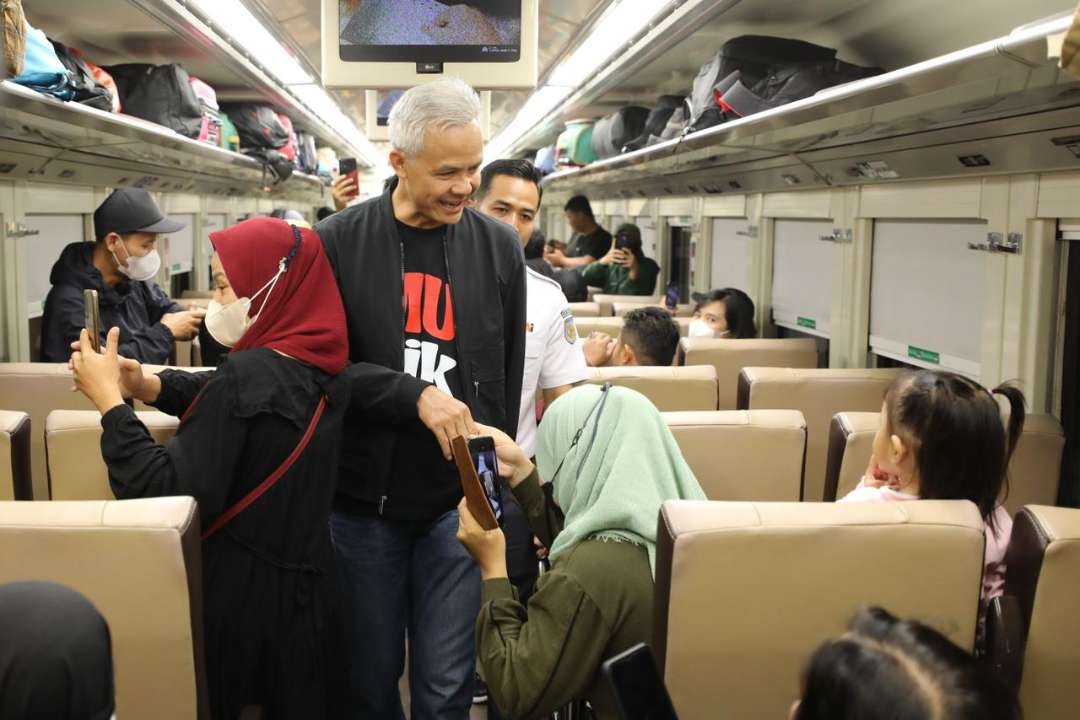 Gubernur Ganjar mengantar pemudik dari Jakarta. (Foto: Dok Jateng)