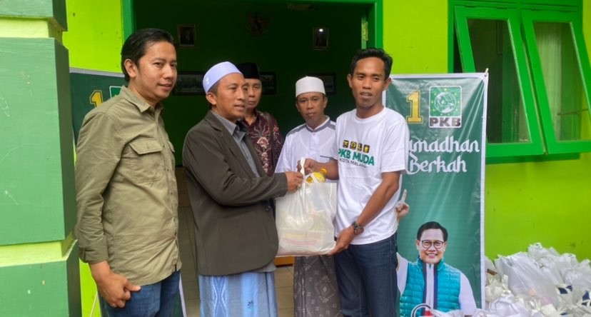 LPP PKB Kota Malang membagikan bingkisan Lebaran berupa sembako kepada MWC NU Kedungkandang. (Foto: Lalu Theo/Ngopibareng.id)