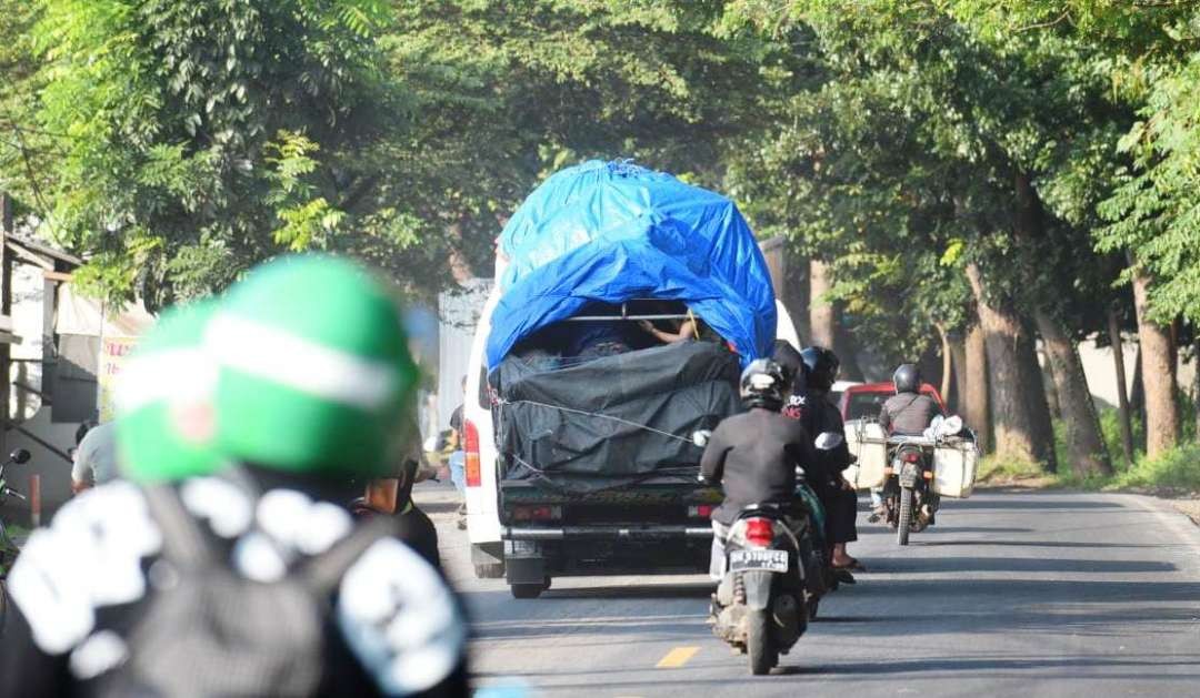 Sebuah kendaraan bak terbuka yang diduga digunakan untuk mengangkut pemudik (foto: istimewa)