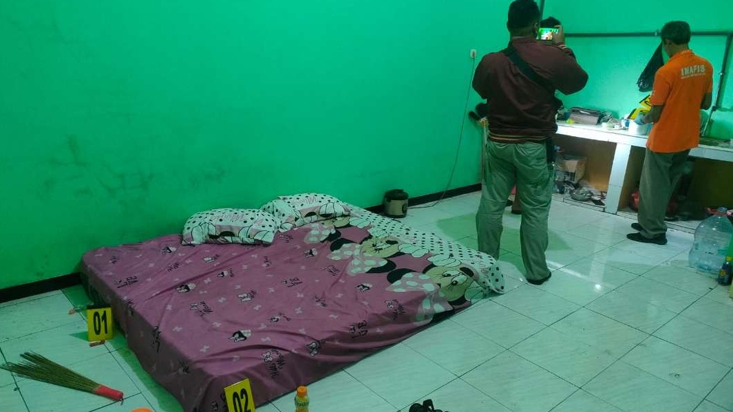 Polisi di Mojokerto melakukan olah TKP. (Foto: Dokumentasi Polsek Mojosari)