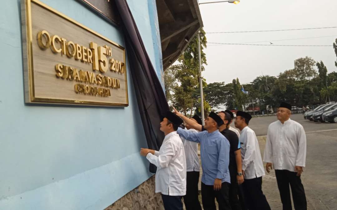 Monumen penanda untuk mengenang sang legend Persela Lamongan, Choirul Huda, terpasang di Stadion Surajaya Lamongan, Selasa 18 April 2023. (Foto: Imron Rozidi/Ngopibareng.id)