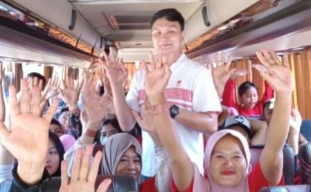 Perajin tahu tempe  bersuka ria bisa pulang kampung untuk berlebaran di daerahnya masing masing setelah dua tahun tidak pulang karena COVID-19 ( foto: Asmanu Sudarso/ngopibareng.id)