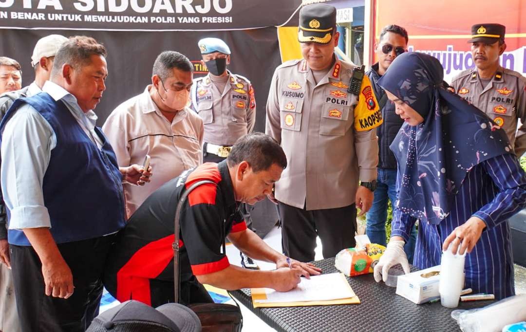 Polresta Sidoarjo pantau tes urine sopir dan kru bis di Terminal Purabaya (Foto: Aini/Ngopibareng.id)