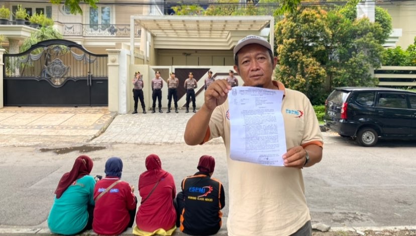 Buruh di depan rumah salah satu bos Kapal Api. (Foto: Andhi Dwi/Ngopibareng.id)