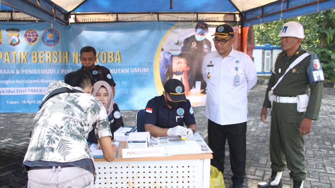 Pelaksanaan tes urine terhadap sopir, kondektur dan penumpang angkutan umum di Terminal Tuban. (Foto: Dokumen BNNK Tuban)