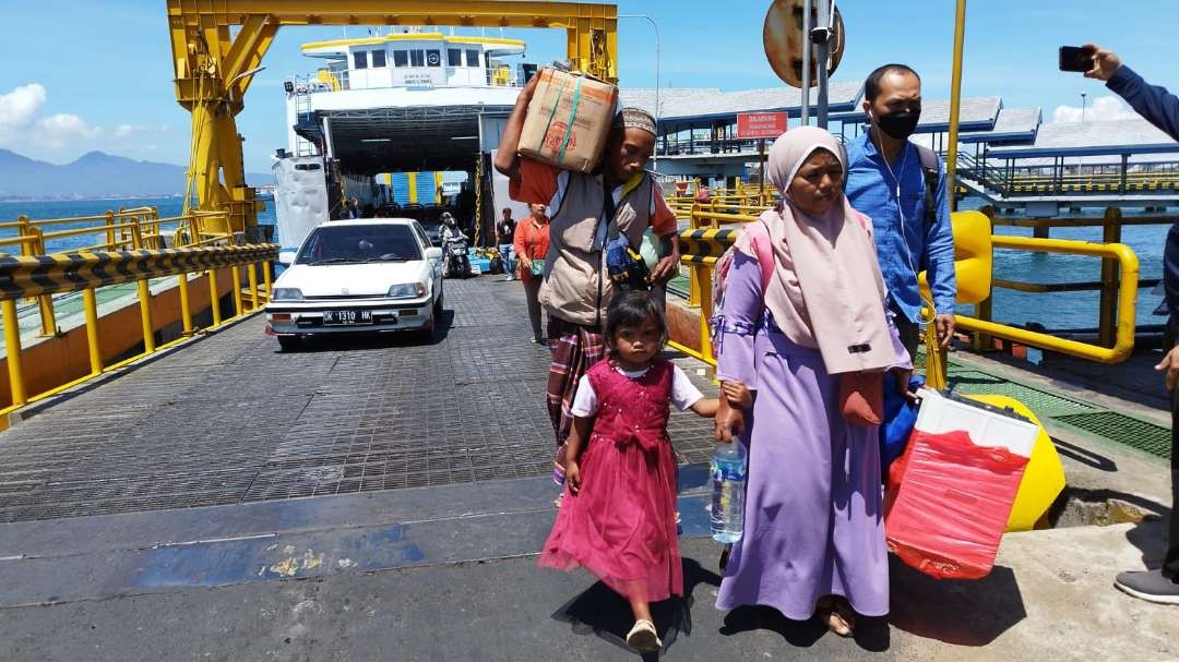 Pemudik dari Bali keluar dari Pelabuhan Ketapang Banyuwangi (foto: Muh Hujaini/Ngopibareng.id)