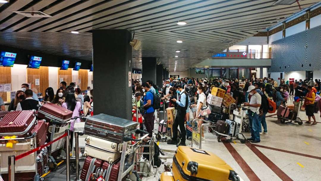 Kepadatan penumpang di Bandara Juanda Surabaya (Foto : Aini/Ngopibareng.id)