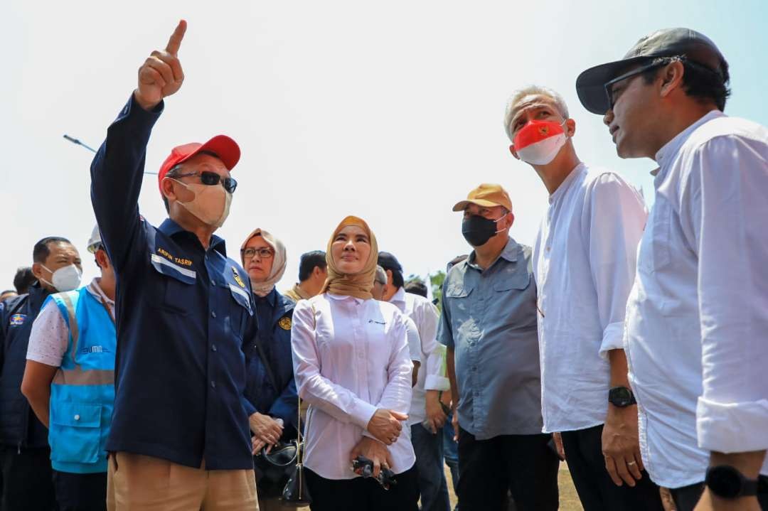 Gubernur Jawa Tengah Ganjar Pranowo bersama Menteri ESDM Arifin Tasrif dan Dirut Pertamina, Nicke Widyawati saat mengecek rest area fungsional di KM 444b Tol Semarang-Solo untuk memperlancar arus mudik dan balik lebaran 2023. Ini adalah rest area dari Pemprov Jateng yang sifatnya fungsional. Rabu 19 April 2023.(Foto: Istimewa)