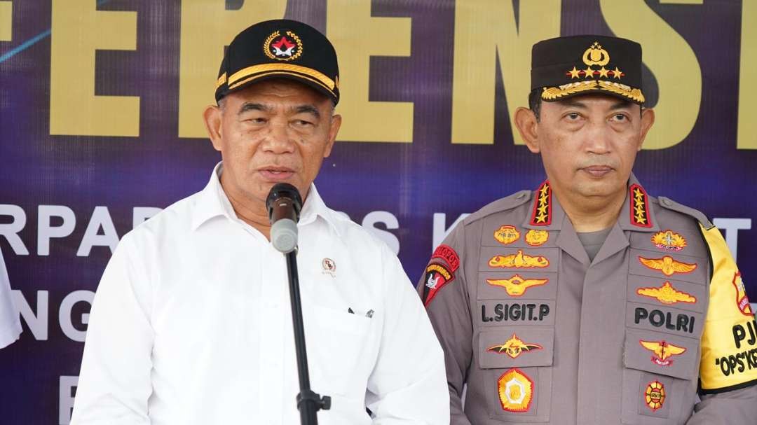 Menteri Koordinator Bidang Pembangunan Manusia dan Kebudayaan (Menko PMK) Muhadjir Effendy bersama Kapolri Jenderal Pol Listyo Sigit  Prabowo blusukan ke gerbang Tol Kalikangkung, Semarang,  Selasa 18 April 2023. (Foto: istimewa)