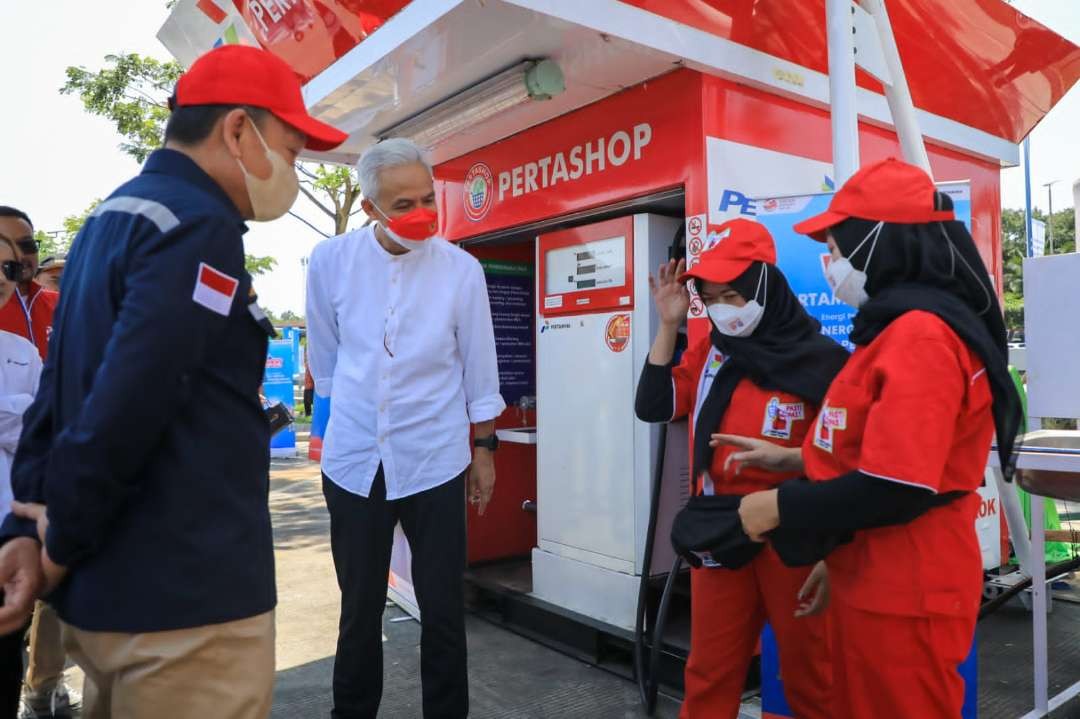 Gubernur Jawa Tengah Ganjar Pranowo saat mendampingi Menteri ESDM Arifin Tasrif, dan Dirut Pertamina Nicke Widyawati meninjau sejumlah Rest Area dan SPBU di Kabupaten Semarang, Rabu 19 April 2023. (Foto: Istimewa)