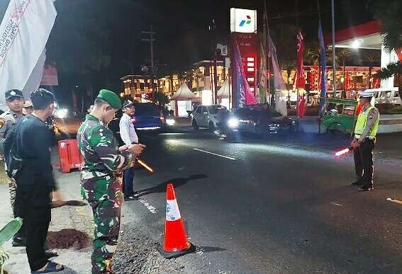 Personel gabungan amankan arus mudik Idul Fitri 2023 di Pos Yan Utama Raya Beach Banyuglugur Situbondo, Selasa 18 April 2023 malam.(foto: guido/ngopibareng.id)