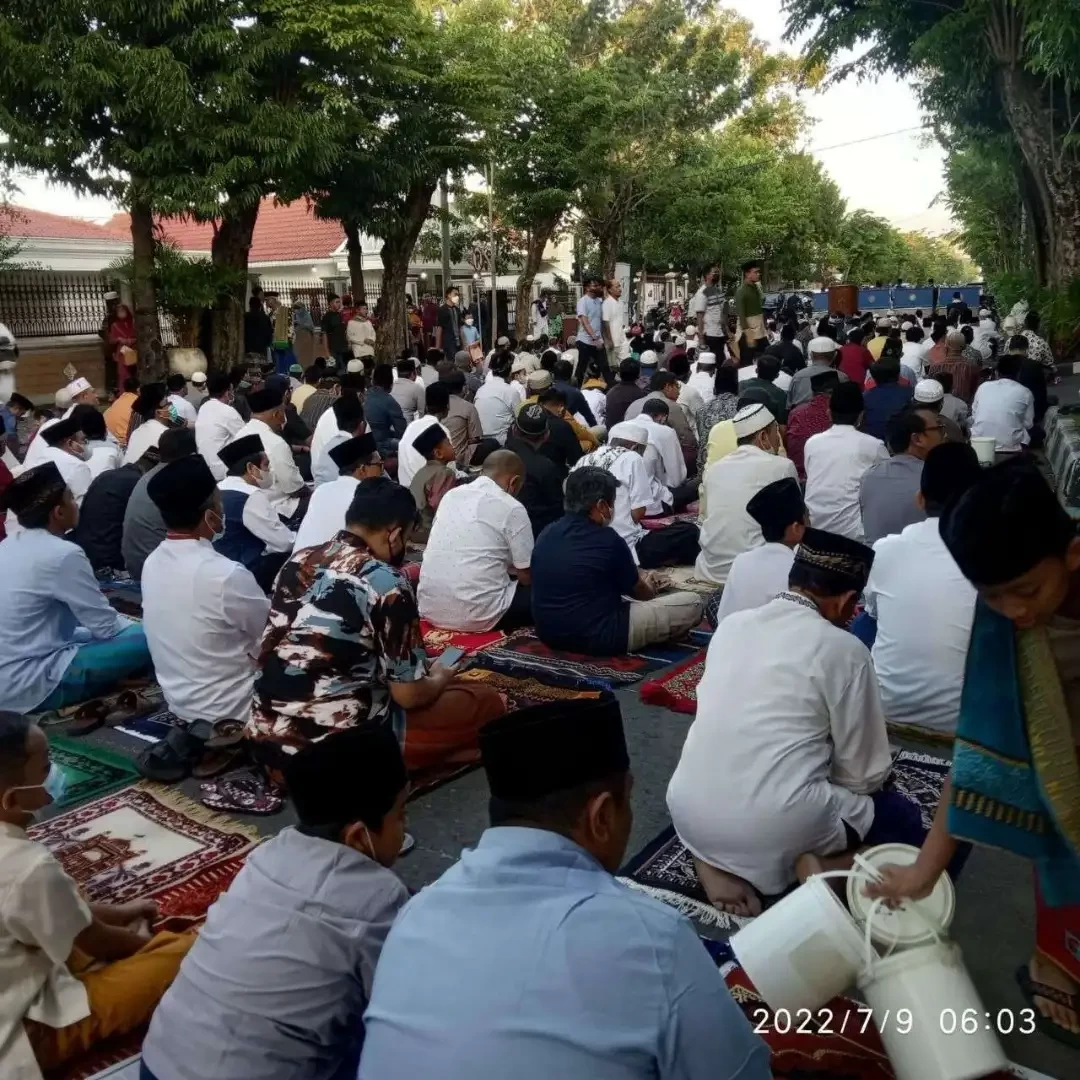 Warga Muhammadiyah saat menggelar sholat Idul Kurban di depan Masjid At Taqwa Jalan Teuku Umar, Bojonegoro, pada 7 September 2022. (Foto: dok. Sujatmiko/Ngopibareng.id)