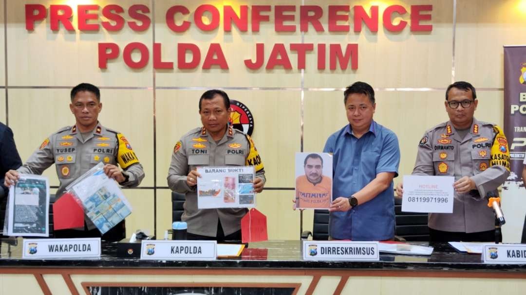 Kapolda Jatim, Irjen Pol Toni Harmanto (dua dari kiri) bersama jajaran saat merilis kasus penipuan terhadap 16 TKW di Mapolda Jatim, Surabaya, Rabu 19 April 2023. (Foto: Fariz Yarbo/Ngopibareng.id)