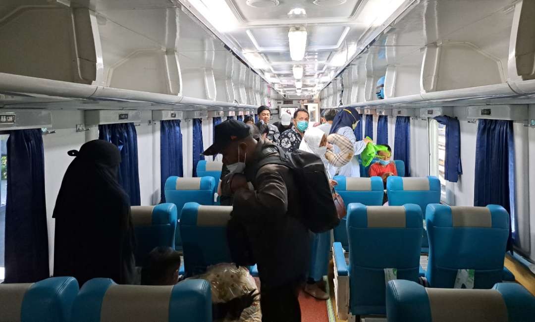 Pengguna KA yang akan mudik ke kampung halaman berangkat dari stasiun Gubeng, Surabaya. (Foto: Pita Sari/Ngopibareng.id)