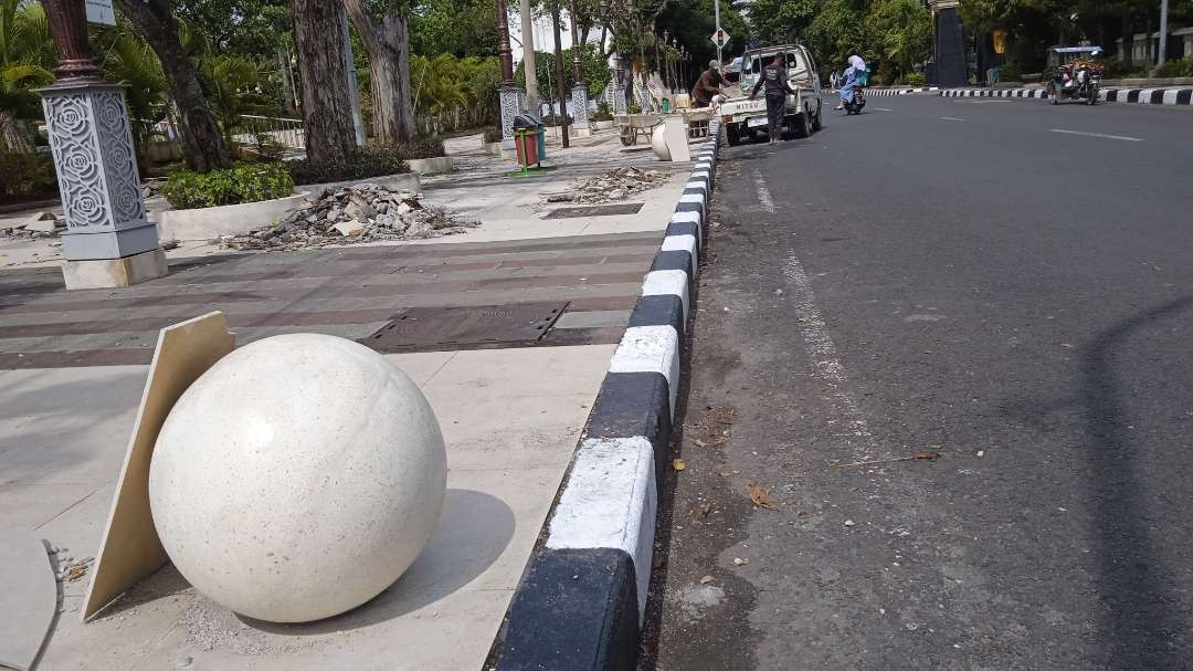 Pemasangan bola bola batu melingkari Alun Alun sedang dikebut (Foto: Imron Rosidi/Ngopibareng.id)