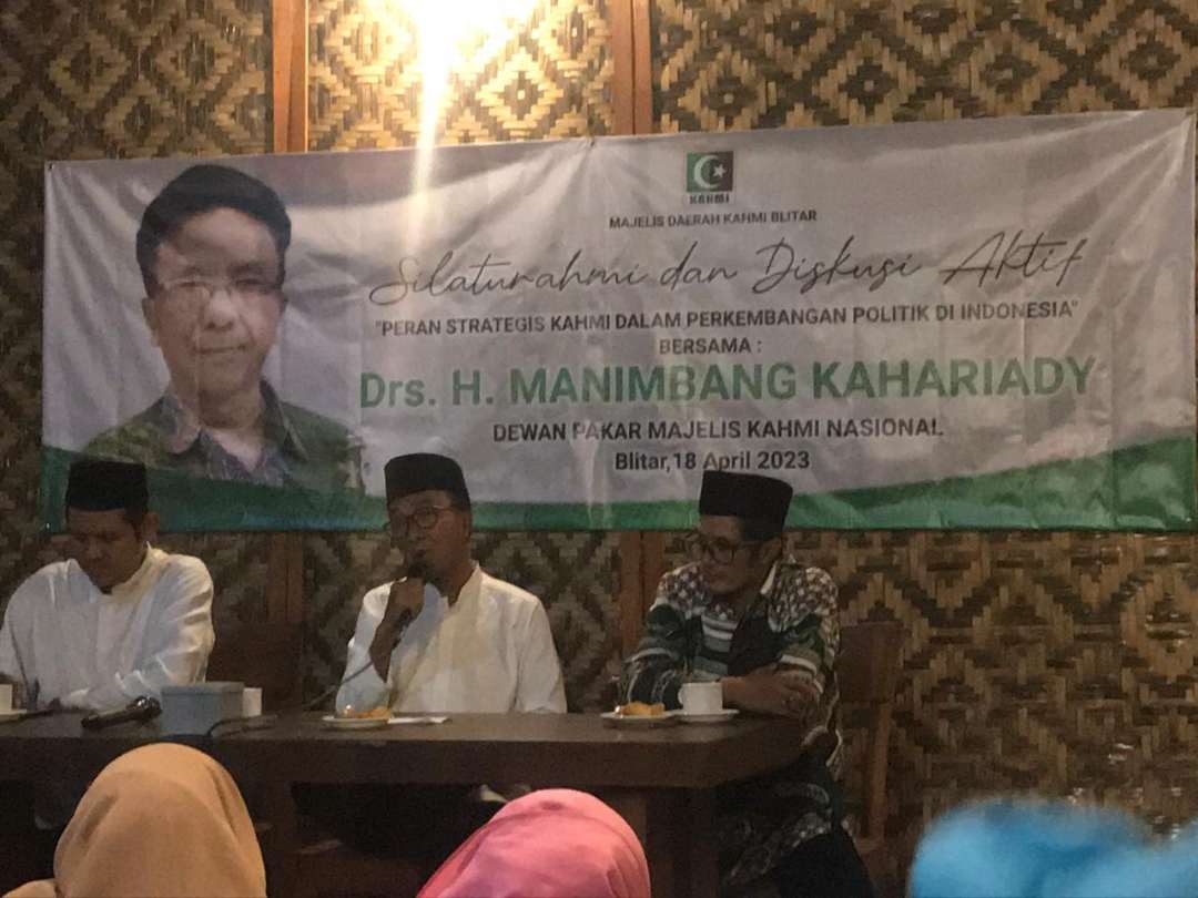 Anggota dewan pakar (Korp Alumni Himpunan Mahasiswa Islam (KAHMI) Drs H Manimbang K Hariadi memberikan saran- saran kepada Anas Urbaningrum di rumah makan Biang Goprak Desa Bangke, Kecamatan Kanigoro Kabupaten Blitar, Selasa malam, 18 April 2023. (Foto: Choirul Anam/Ngopibareng.id)