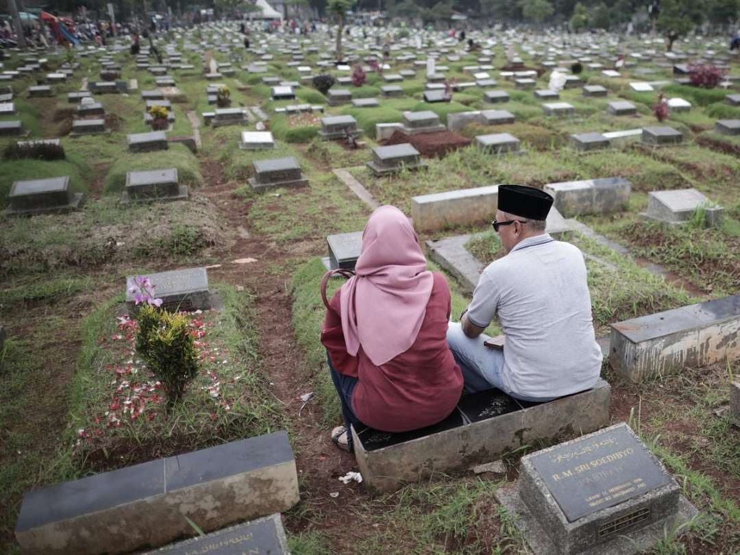 Ziarah kubur jelang Idul Fitri tetap dilakukan umat Islam sebagai tradisi. Bukan hanya saat awal Ramadan. (Foto: dok/ngopibareng.id)