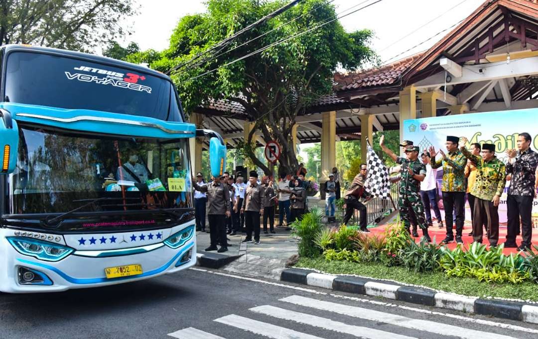 Simbolis keberangkatan bus mudik gratis oleh Bupati Sidoarjo. (Foto: Aini Arifin/Ngopibareng.id)