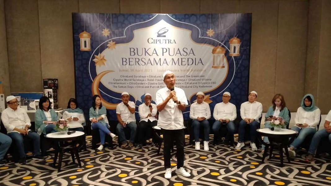 Sutoto Yakobus, Senior Director Ciputra Group, saat memberikan keterangan kepada media sebelum acara buka bersama. (Foto: Amir Tejo/Ngopibareng.id)