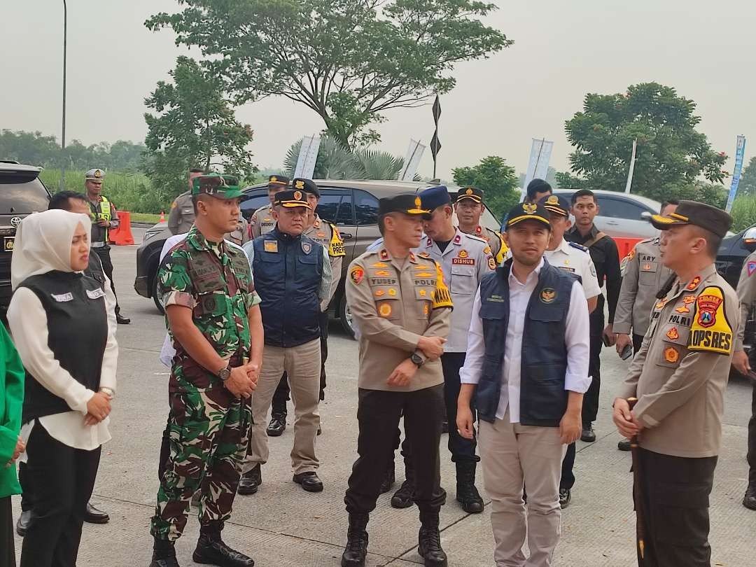 Kunjungan Emil bersama Wakapolda Jatim di exit tol Mojokerto.(Foto: Deni Lukmantara/Ngopibareng.id)