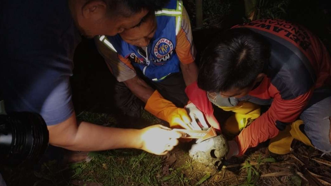 Tengkorak kepala manusia ditemukan di Sungai. (Foto: Dokumentasi Polsek Sooko)