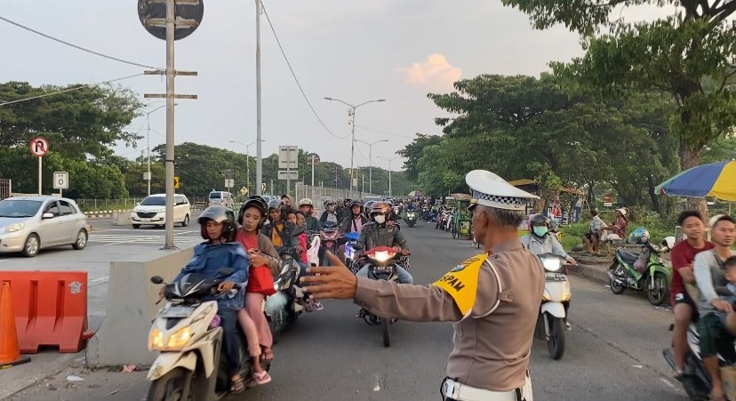 Kepadatan di lajur sepeda motor Jembatan Suramadu (Foto: Andhi Dwi/Ngopibareng.id)