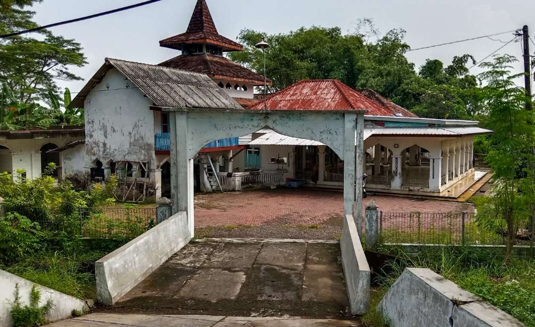 Masjid Baitussholihin tampak dari depan, dekat semburan lumpur Lapindo. (Foto: Aini Arifin/Ngopibareng.id)