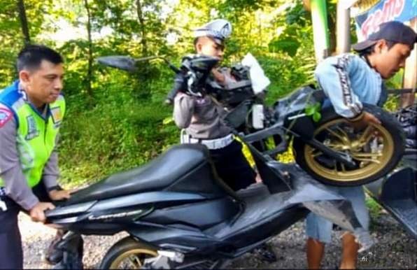 Sepeda motor mengalami kecelakaan di Jalan Raya Hutan Baluran Pantura Situbondo diamankan anggota Satlantas Polres Situbondo. (Foto: Satlantas Polres Situbondo)