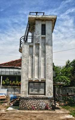 Tugu Kapal Van Der Wick yang berada di area Kantor Pelabuhan Brondong, Lamongan. (Foto: dok. Indonesia-tourism)