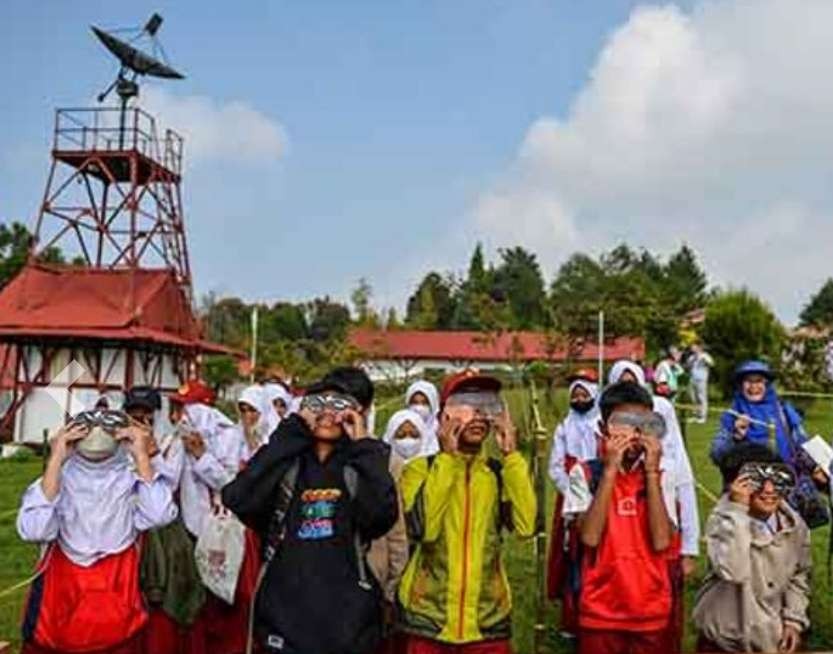 Siswa SD dan SMP nonton bareng (nobar) gerhana matahari hibrid di Observatorium Bosscha, Jawa Barat. (Foto: ANTARA)