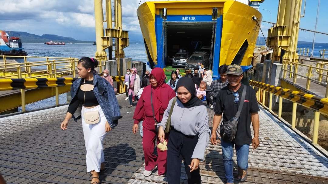 Sejumlah pemudik turun dari KMP Jatra II untuk berlebaran di kampung halamannya. (Foto: Muh Hujaini/Ngopibareng.id)