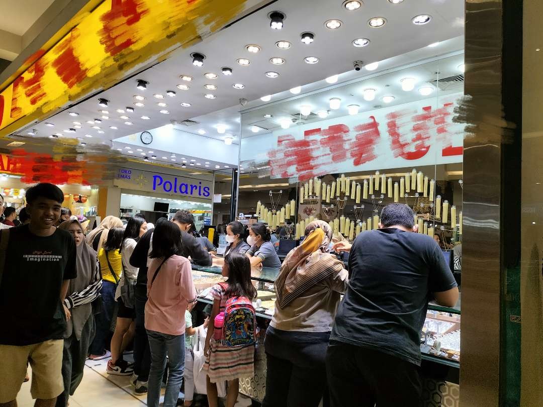 Ramai-ramai beli perhiasan menjelang Lebaran. (Foto: Yasmin Fitrida/Ngopibareng.id)