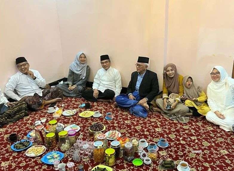 Silaturahmi di antara keluarga KH Ahmad Mustofa Bisri di Rembang. (Foto:dok/ngopibareng.id)